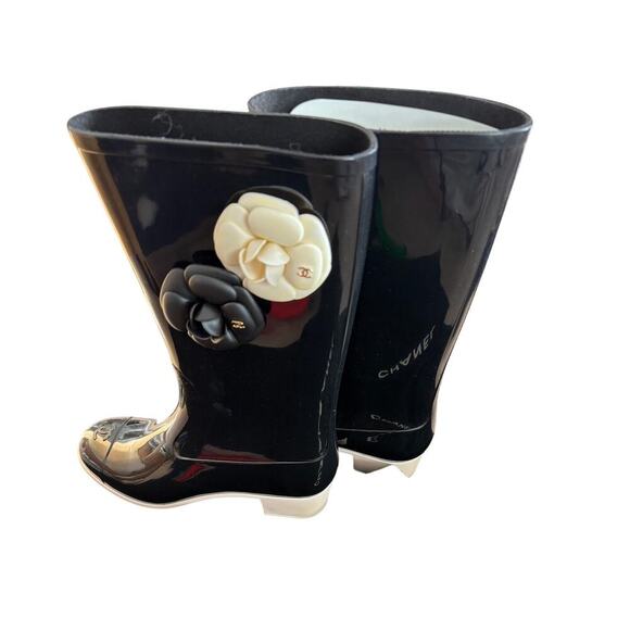 Women’s EU 39 Y2K Chanel Black Camellia Rain Boots Patent Leather Gold CC Logo - Picture 5 of 7